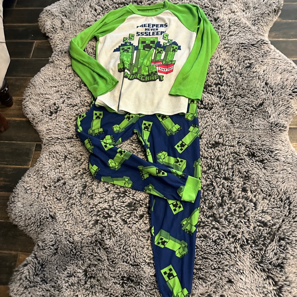 Minecraft pajamas Boys Size Large good condition